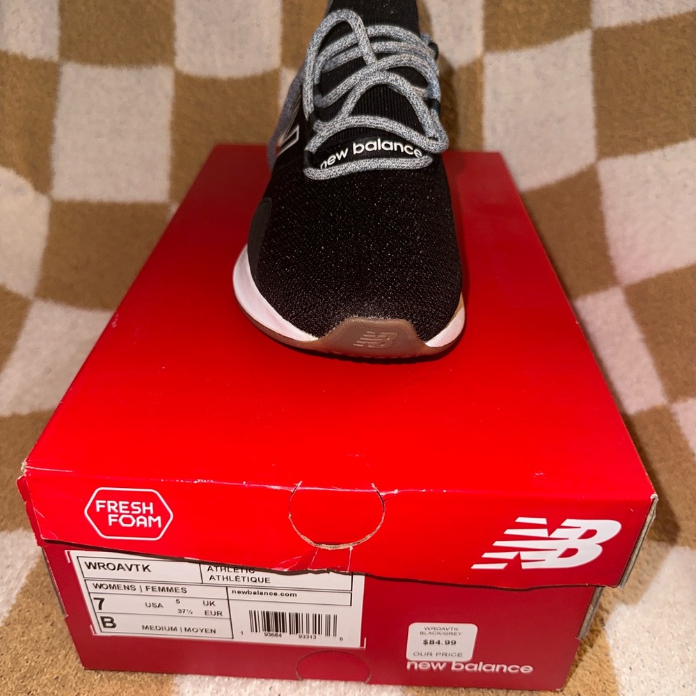 WOMEN'S NEW BALANCE ROAV V1 SNEAKERS